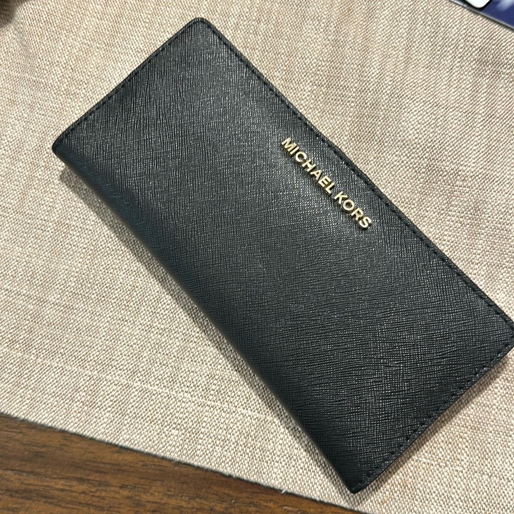 Michael kors bifold wallet
